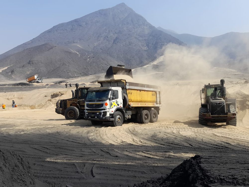 Volquete Volvo y cargadores frontales de la flota en operación minera